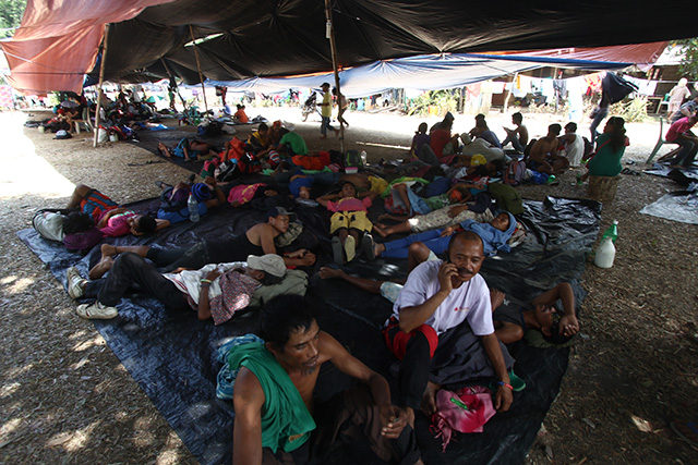 Farmers take rest under a makeshift tent. KEITH BACONGCO (5 April 2016)